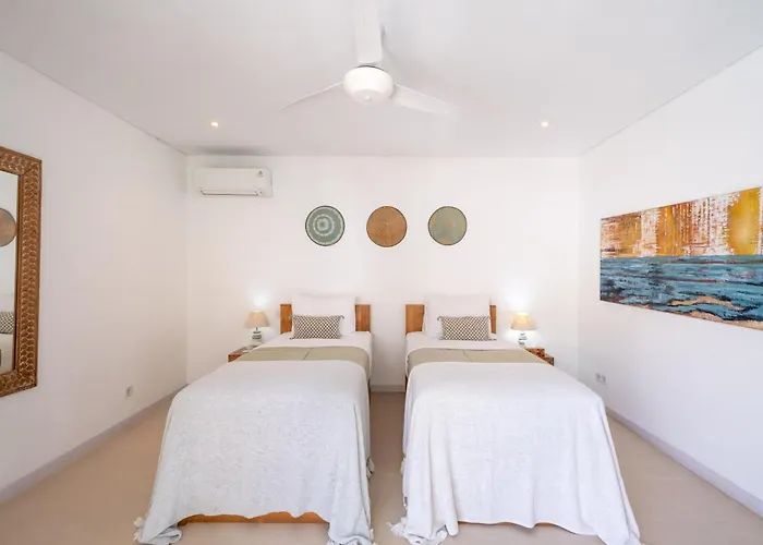 Elsies - With Cook, Butler, Private Gym And Pool Table Villa Canggu (Bali)