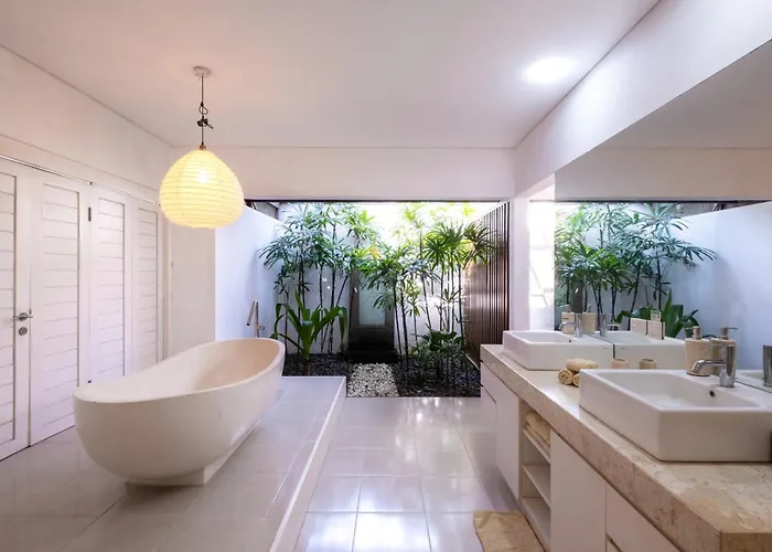 Elsies - With Cook, Butler, Private Gym And Pool Table Villa Canggu (Bali)
