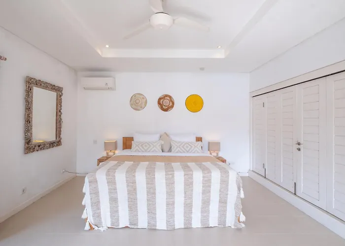 Elsies - With Cook, Butler, Private Gym And Pool Table Canggu (Bali)