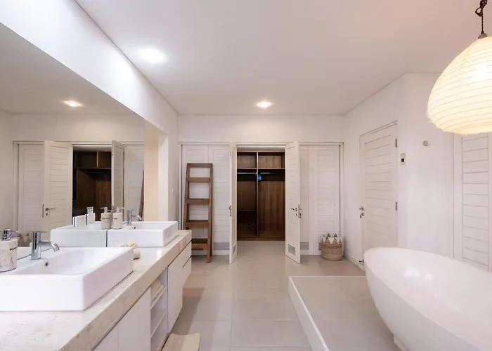 Elsies - With Cook, Butler, Private Gym And Pool Table * Canggu (Bali)