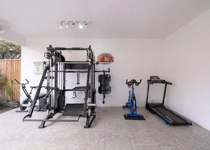 Elsies - With Cook, Butler, Private Gym And Pool Table Villa Canggu (Bali)