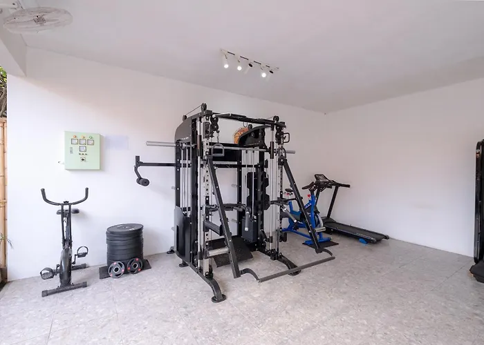 Elsies - With Cook, Butler, Private Gym And Pool Table Villa Canggu (Bali)