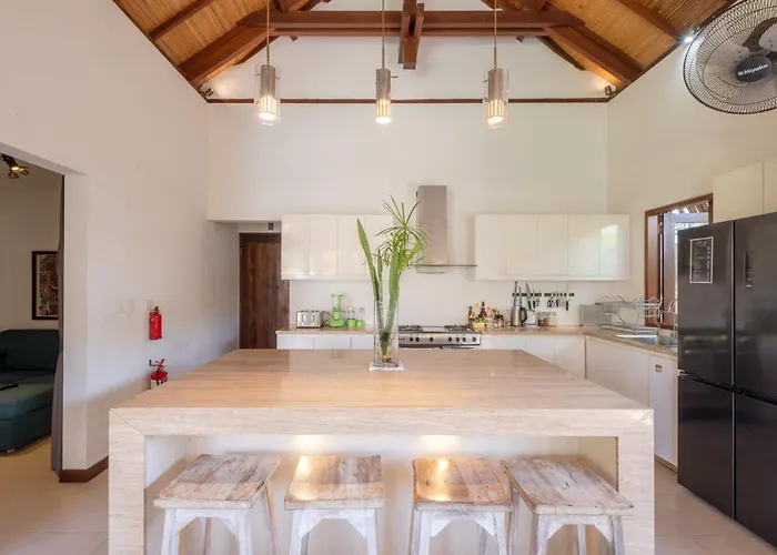Elsies - With Cook, Butler, Private Gym And Pool Table * Canggu (Bali)